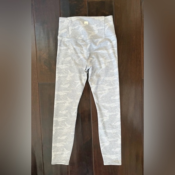 VUORI Small Clean Elevation High Rise 7/8 Legging Pants ~ Pale Gray Heather Camo - Picture 4 of 6